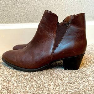 Munro Booties, chocolate brown, Size 8.5